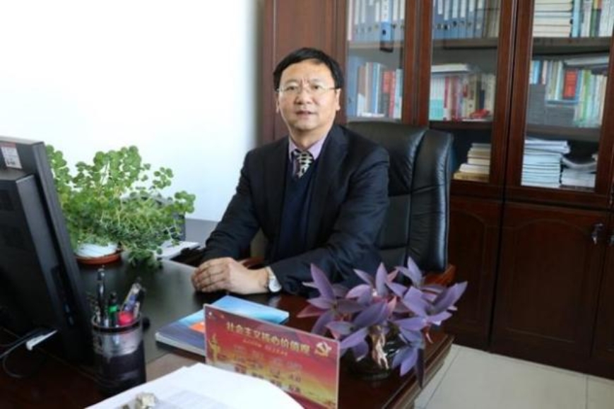桌子前坐着穿西装的人
中度可信度描述已自动生成