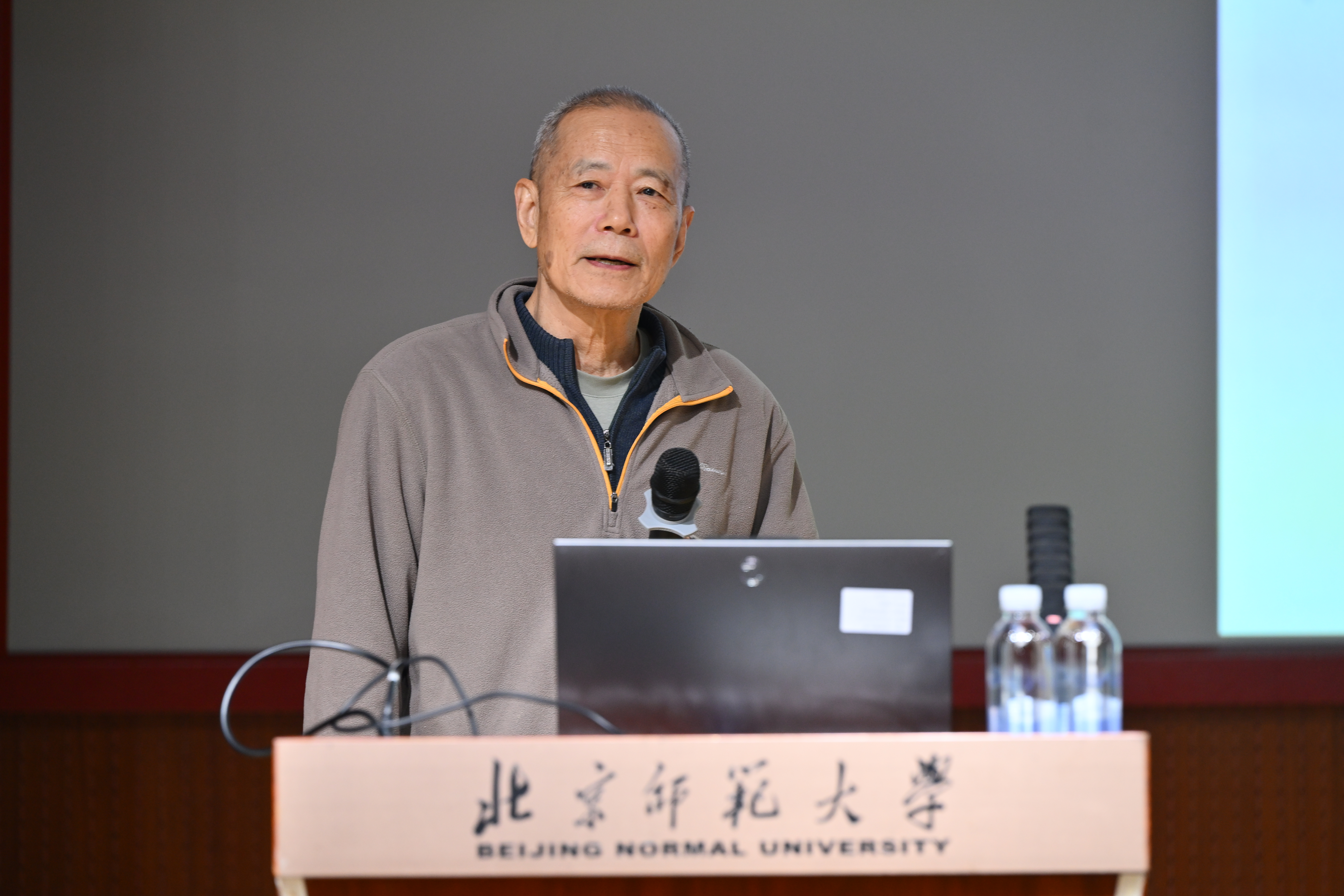 1108官网图-王诗宬院士近景2.JPG